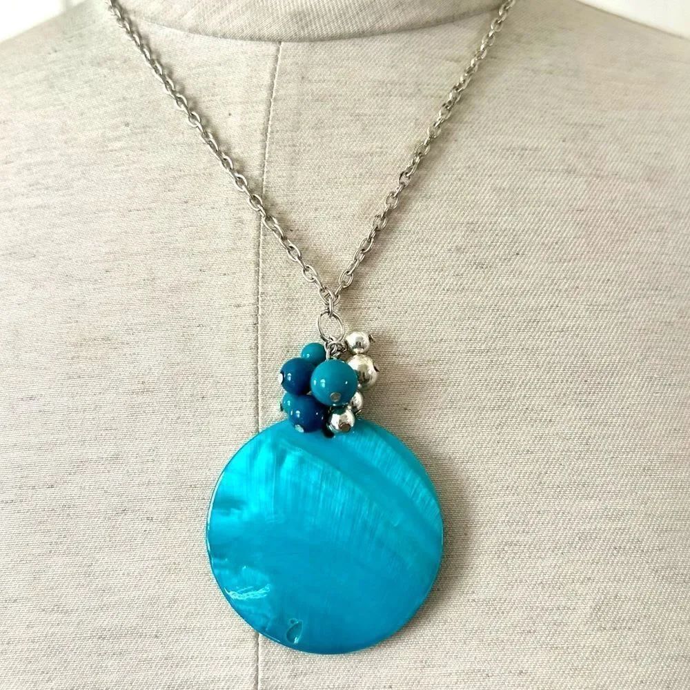 Blue pendant necklace